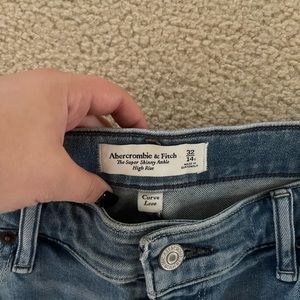 ABERCROMBIE- THE SUPER SKINNY ANKLE HIGH RISE CURVE LOVE